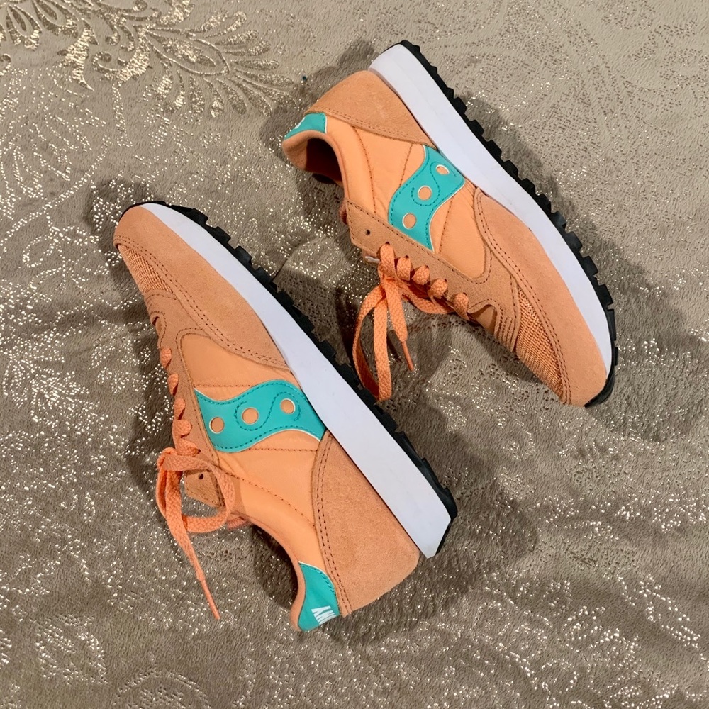 Saucony retro style peach sneakers size 6.5
